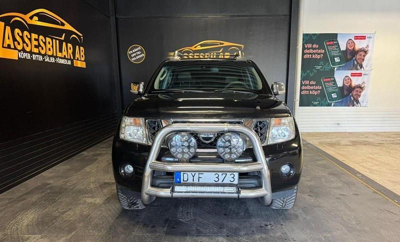 Svart Begagnad 2011 Nissan Navara Pickup | 99 900 kr (Marknadspris) - Bild 1/4