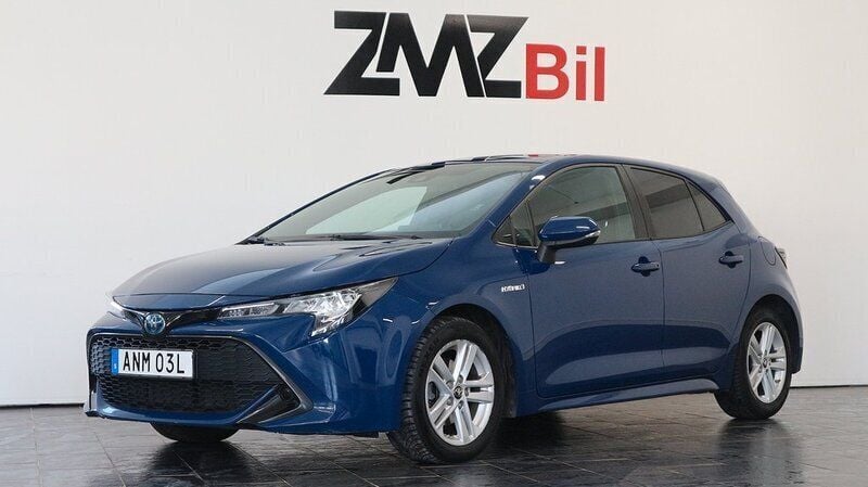 Mörkblå Begagnad 2019 Toyota Corolla Hybrid Active Halvkombi | 189 900 kr (Marknadspris) - Bild 1/4
