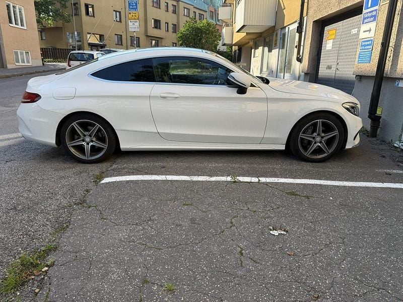 Vit Begagnad 2016 Mercedes C220 AMG line Sportkupé | 237 000 kr (Marknadspris) - Bild 1/4