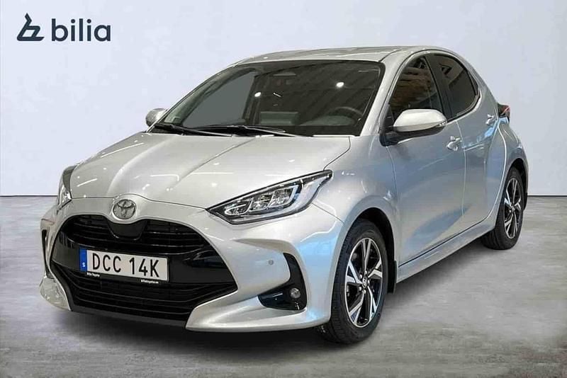 Silver Begagnad 2025 Toyota Yaris Hybrid Halvkombi | 279 900 kr - Bild 1/1