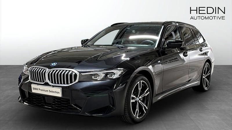 Svart Begagnad 2025 BMW 330 M Sport Kombi | 524 700 kr - Bild 1/4