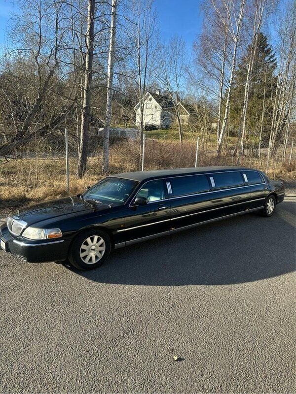 Svart Begagnad 2003 Lincoln Town Car Sedan | 140 000 kr - Bild 1/3