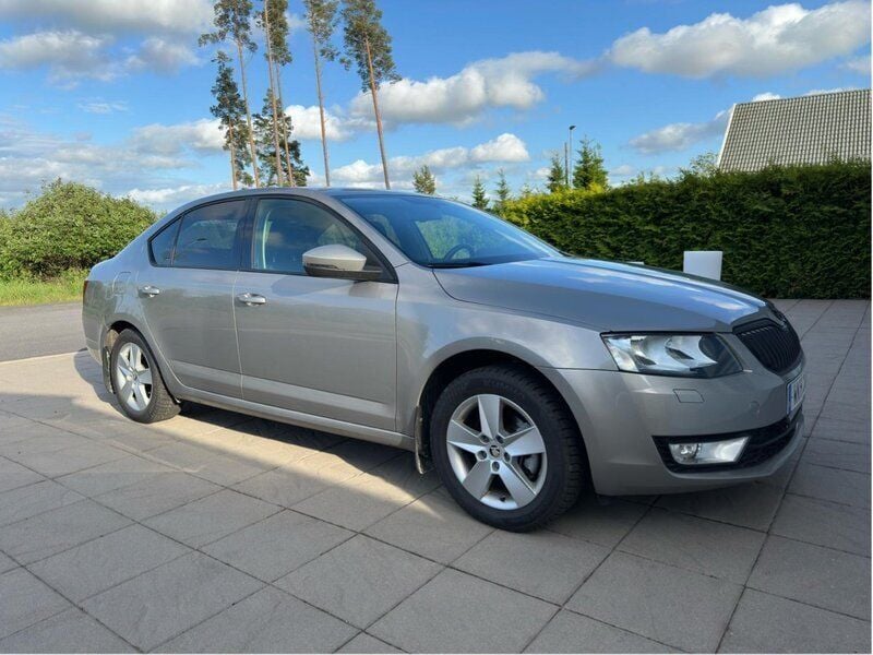 Brun Begagnad 2014 Skoda Octavia Ambition Halvkombi | 74 900 kr (Marknadspris) - Bild 1/4