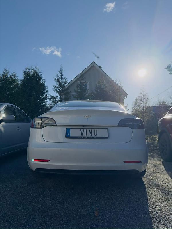 Begagnad Tesla Model 3 Standard Range Plus 239 kW (325 HK) 2020 Sedan