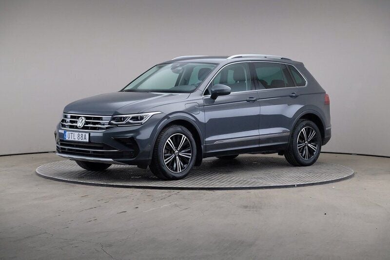 Grå Begagnad 2021 VW Tiguan Elegance SUV | 289 000 kr (Bra pris) - Bild 1/4