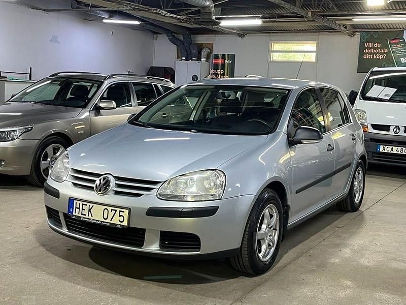 Begagnad VW Golf V 102 HK (75 kW) 2006 Silver Halvkombi