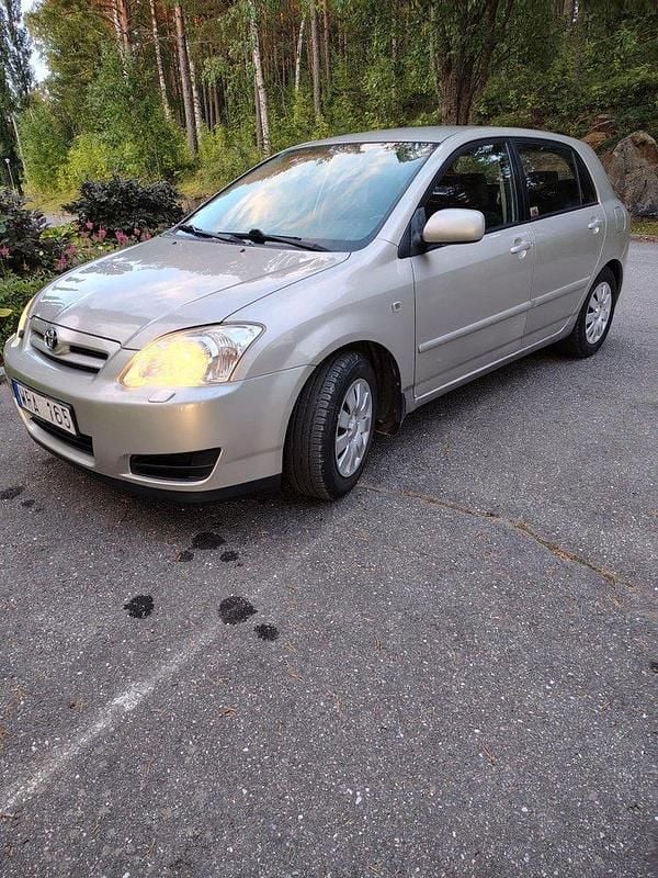 Silver Begagnad 2005 Toyota Corolla Halvkombi | 29 000 kr (Bra pris) - Bild 1/4