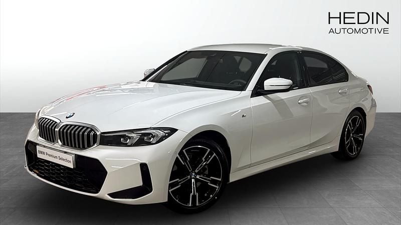 Vit Begagnad 2024 BMW 320 Shadowline Sedan | 488 700 kr (Dyr) - Bild 1/4