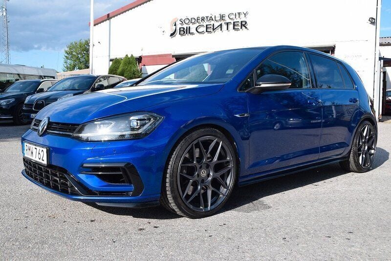 Blå (blå met) Begagnad 2018 VW Golf VII R Halvkombi | 379 900 kr - Bild 1/4
