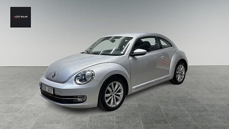 Silver Begagnad 2011 VW Beetle Halvkombi | 99 900 kr (Lite dyr) - Bild 1/4