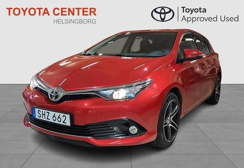 Mörkröd (röd) Begagnad 2016 Toyota Auris Active Halvkombi | 109 900 kr (Bra pris) - Bild 1/4