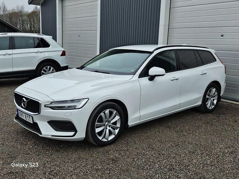 Vit Begagnad 2020 Volvo V60 Momentum Kombi | 249 000 kr (Superpris) - Bild 1/4