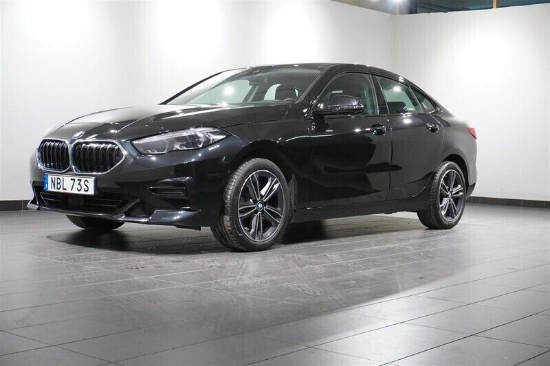 Svart Begagnad 2021 BMW 218 Sport Line Sportkupé | 259 500 kr (Bra pris) - Bild 1/4