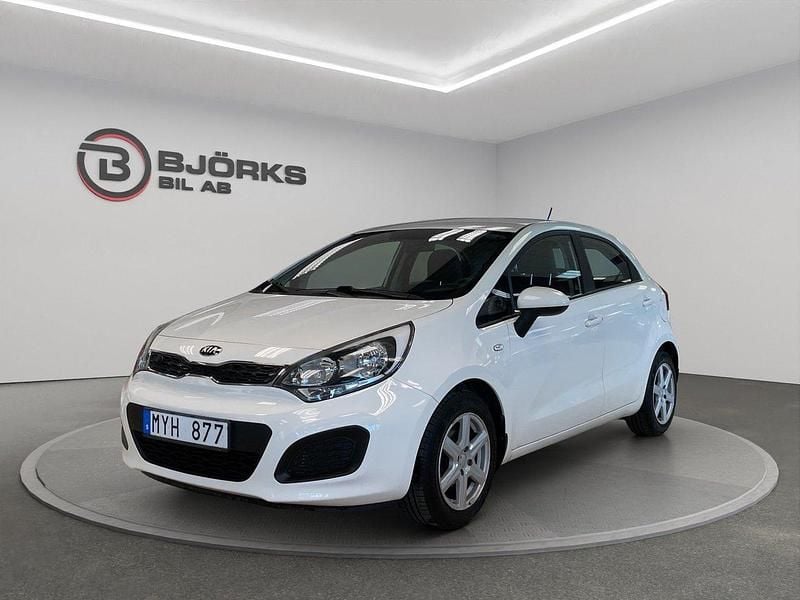 Vit Begagnad 2012 Kia Rio EX Halvkombi | 69 500 kr (Marknadspris) - Bild 1/4
