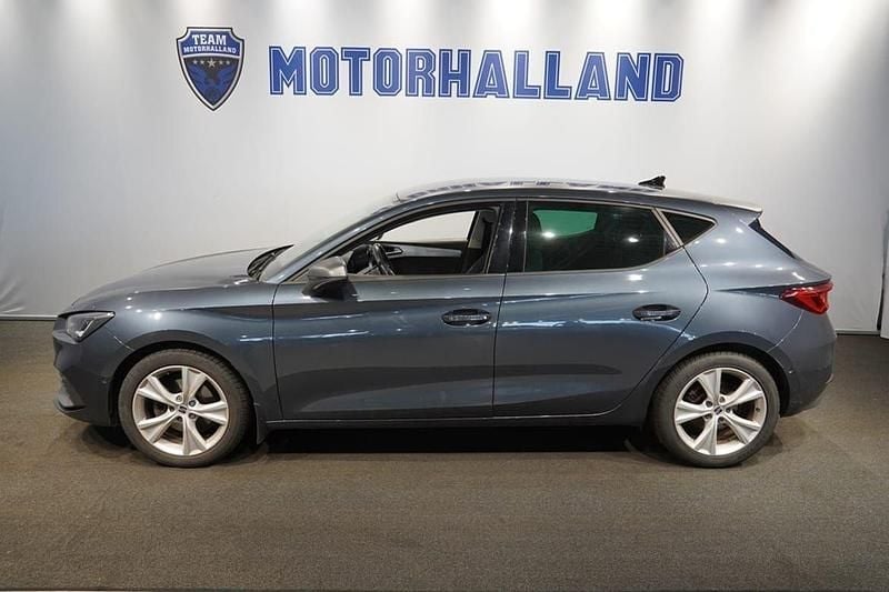 Grå Begagnad 2021 Seat Leon FR Halvkombi | 215 000 kr (Marknadspris) - Bild 1/4