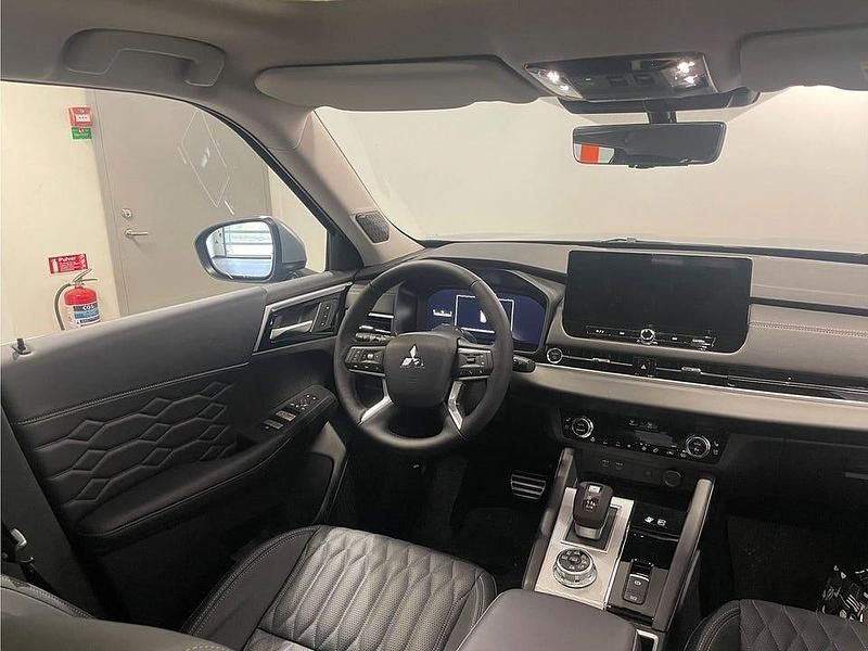 Begagnad Mitsubishi Outlander Instyle 306 HK (225 kW) 2025 Moonstone grey with black roof SUV