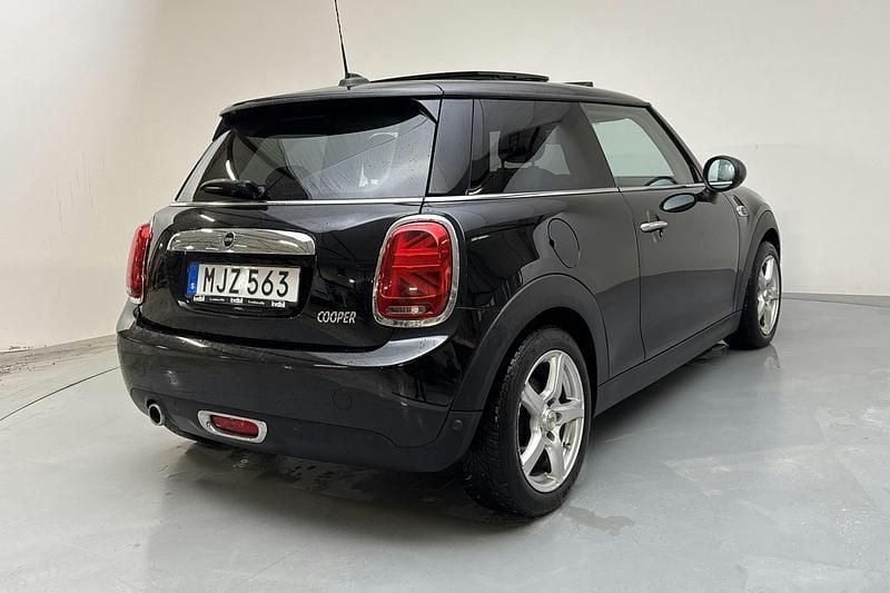 Begagnad Mini Cooper Pepper 136 HK (100 kW) 2019 Svart Halvkombi
