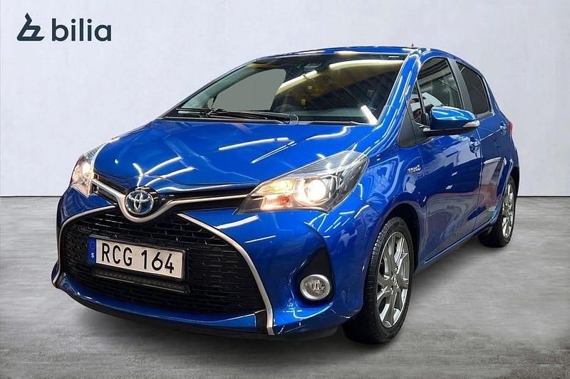 Blå Begagnad 2016 Toyota Yaris Hybrid Comfort | 149 900 kr (Marknadspris) - Bild 1/3