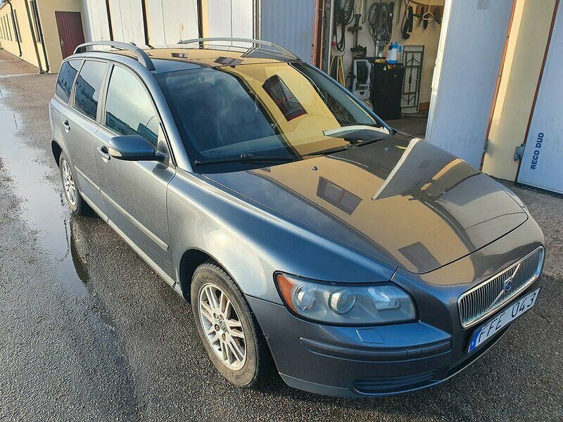 Grå Begagnad 2006 Volvo V50 Kombi | 27 900 kr (Marknadspris) - Bild 1/4