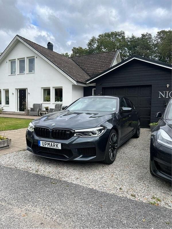 Begagnad 2018 BMW M5 Competition Edition Sedan | 709 000 kr (Bra pris) - Bild 1/4