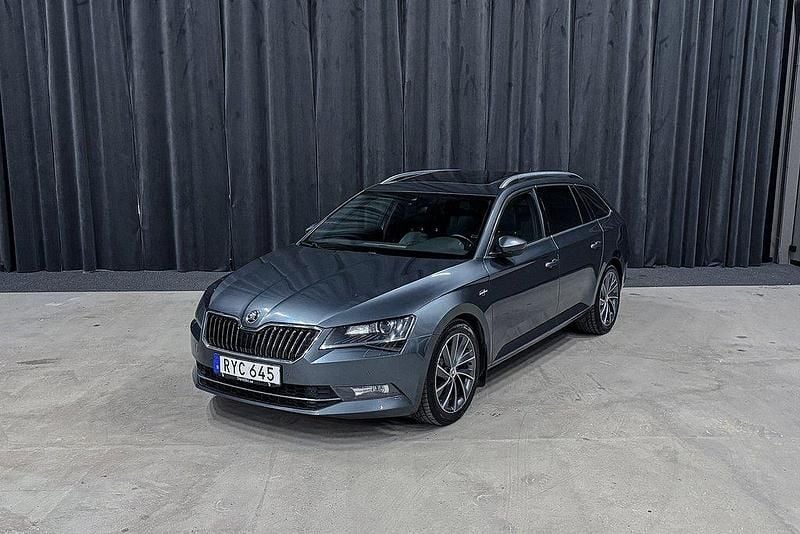 Mörkgrå (grå) Begagnad 2018 Skoda Superb Business Line Kombi | 229 900 kr (Marknadspris) - Bild 1/4