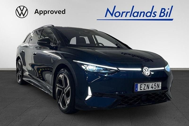 Blå (aquamarine blue metallic) Begagnad 2025 VW ID.7 GTX Sedan | 629 900 kr (Marknadspris) - Bild 1/4