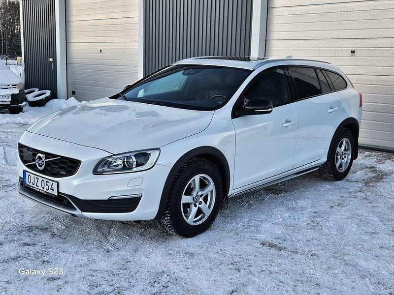 Vit Begagnad 2017 Volvo V60 CC Summum Kombi | 169 000 kr (Marknadspris) - Bild 1/4