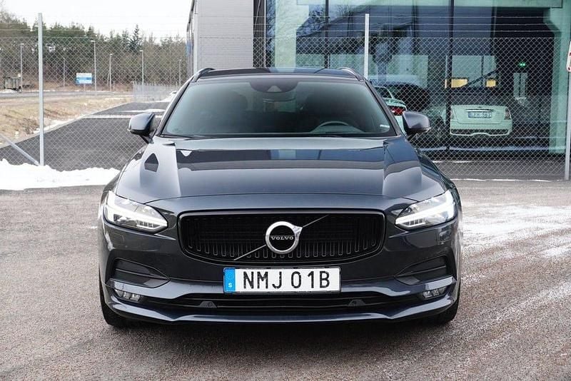 Begagnad Volvo V90 Momentum 190 HK (139 kW) 2019 Grå Kombi