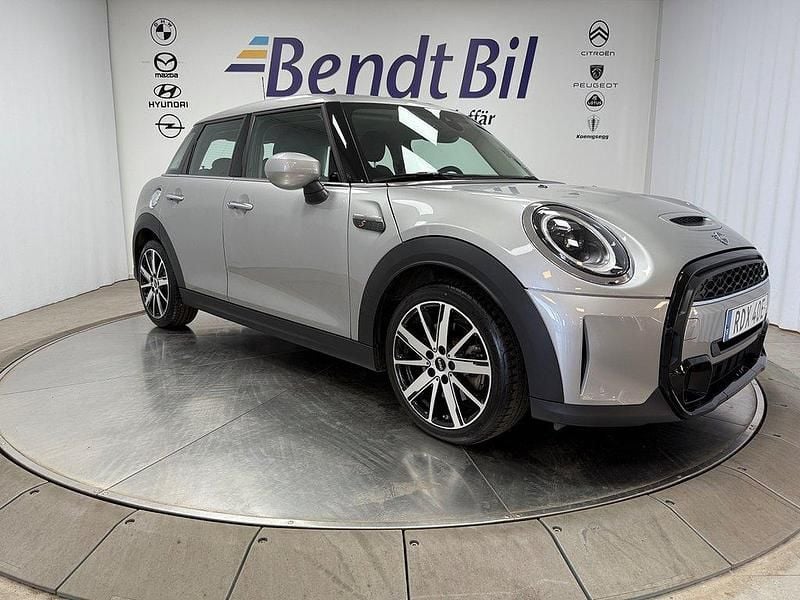 Blå Begagnad 2024 Mini Cooper S Halvkombi | 309 500 kr (Lite dyr) - Bild 1/4