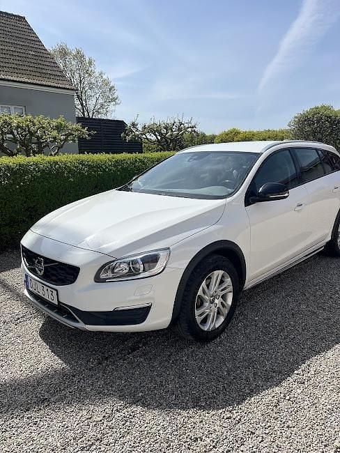 Vit Begagnad 2017 Volvo V60 CC Momentum Kombi | 120 000 kr (Marknadspris) - Bild 1/4
