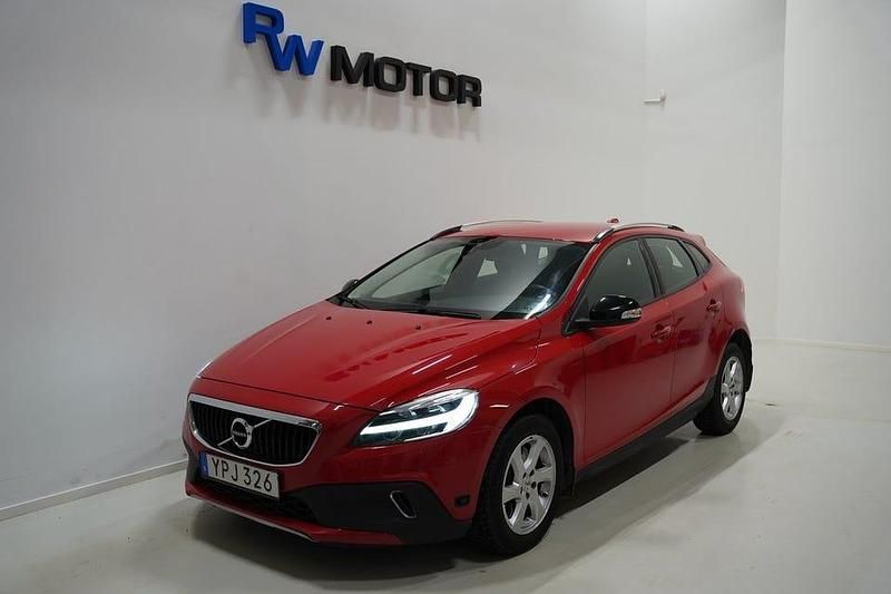 Begagnad Volvo V40 CC 152 HK (111 kW) 2019 Röd Kombi