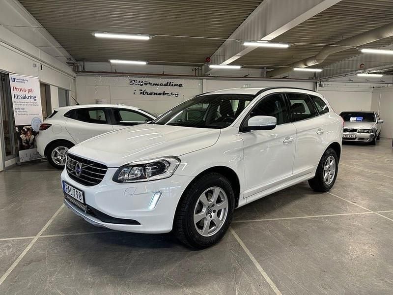 Vit Begagnad 2016 Volvo XC60 Momentum SUV | 174 900 kr (Marknadspris) - Bild 1/4