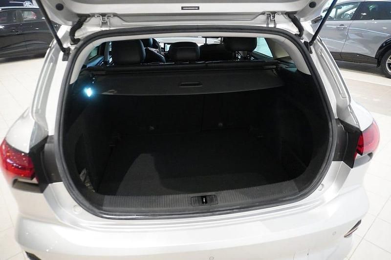 Begagnad MG MG5 EV Luxury 114 kW (156 HK) 2022 Medael silver Kombi