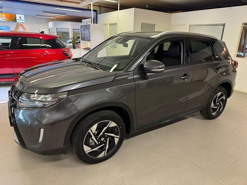 Grå Ny 2024 Suzuki Vitara SUV | 346 800 kr (Lite dyr) - Bild 1/4