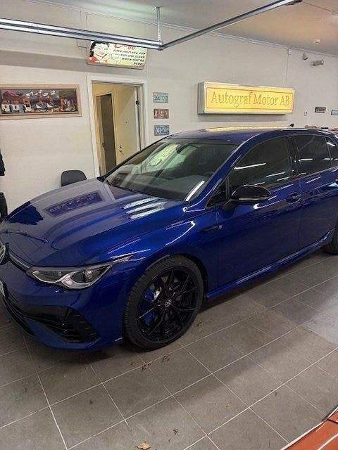 Lapiz blue metallic Begagnad 2024 VW Golf R Sportkupé | 489 900 kr - Bild 1/4