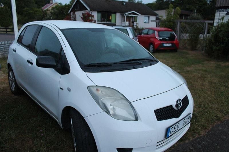Vit Begagnad 2008 Toyota Yaris Halvkombi | 19 900 kr (Bra pris) - Bild 1/4