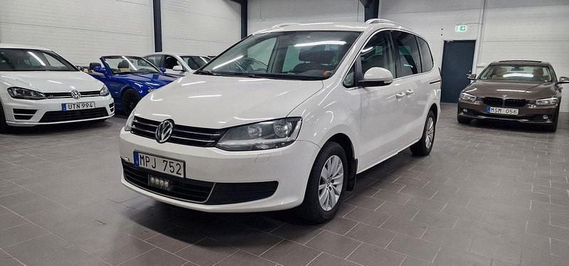 Vit Begagnad 2011 VW Sharan Minibuss | 79 900 kr (Marknadspris) - Bild 1/4