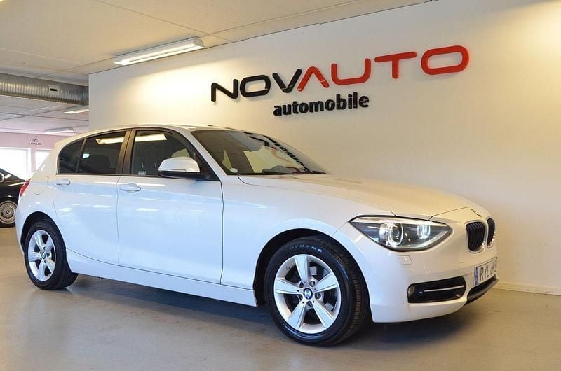 Vit Begagnad 2014 BMW 118 Sport Line Halvkombi | 129 900 kr (Marknadspris) - Bild 1/4