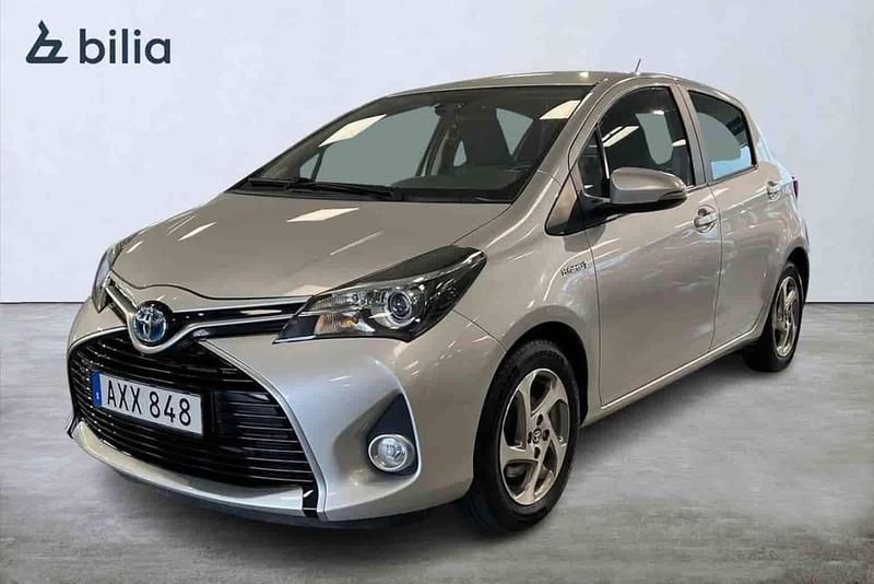Silver Begagnad 2016 Toyota Yaris Hybrid Halvkombi | 169 900 kr (Marknadspris) - Bild 1/1