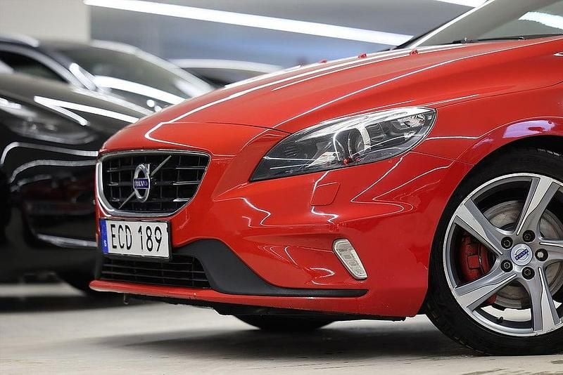 Begagnad Volvo V40 R-Design 120 HK (88 kW) 2016 Röd Halvkombi