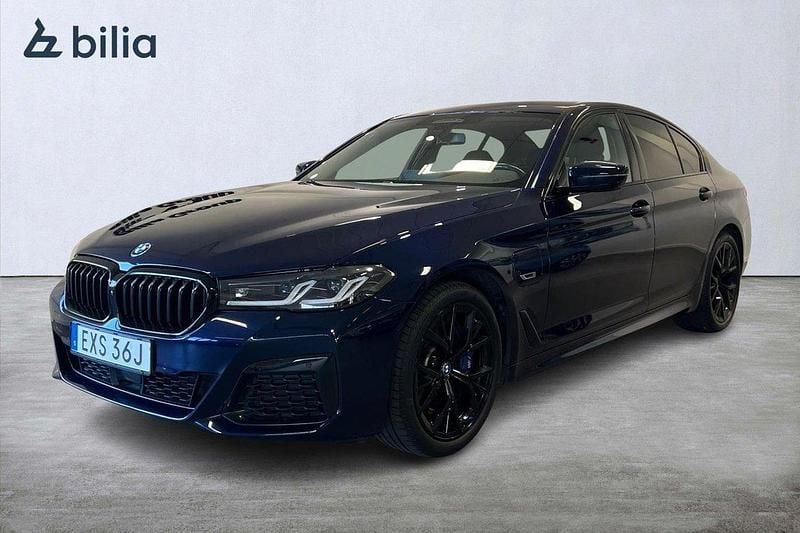 Blå (tanzanite blue ii metallic) Begagnad 2021 BMW 545e M Sport Sedan | 439 000 kr (Superpris) - Bild 1/4