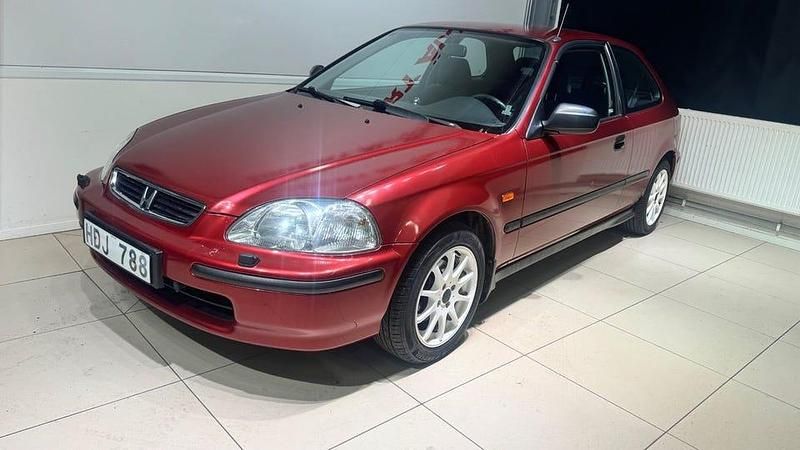 Begagnad Honda Civic 90 HK (66 kW) 1998 Mörkröd Halvkombi