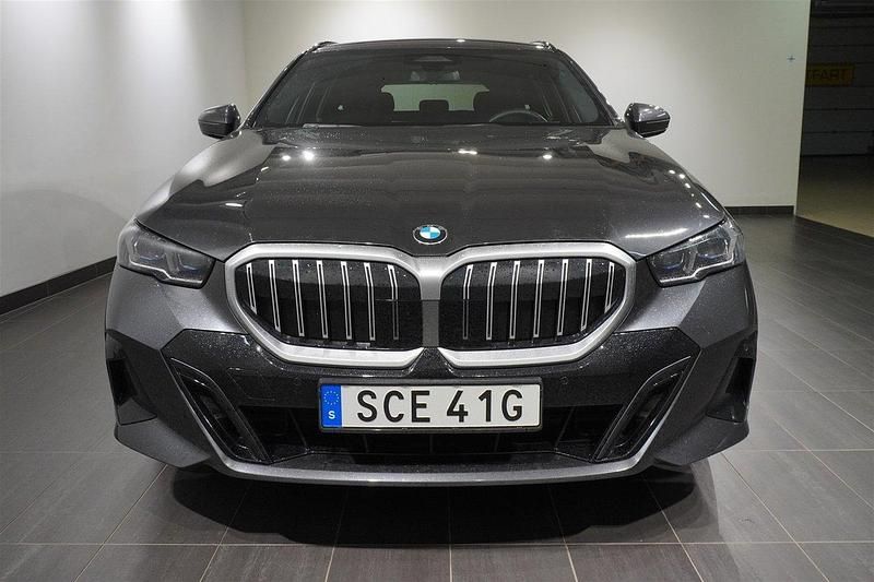 Grå Begagnad 2025 BMW 520 M Sport Kombi | 579 800 kr (Marknadspris) - Bild 1/2