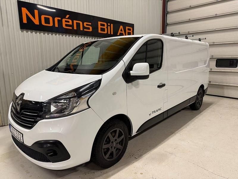 Vit Begagnad 2018 Renault Trafic Minibuss | 119 000 kr (Marknadspris) - Bild 1/4