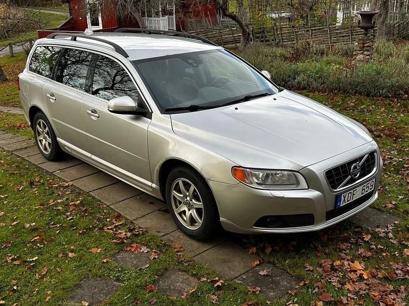 Silvermetallic Begagnad 2012 Volvo V70 Momentum Kombi | 74 900 kr (Superpris) - Bild 1/4
