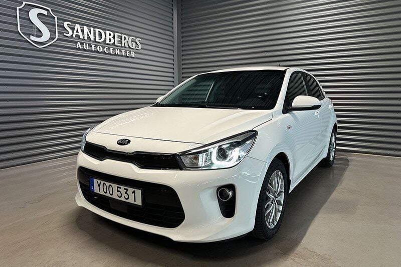 Vit Begagnad 2019 Kia Rio Advance Halvkombi | 129 500 kr (Marknadspris) - Bild 1/4
