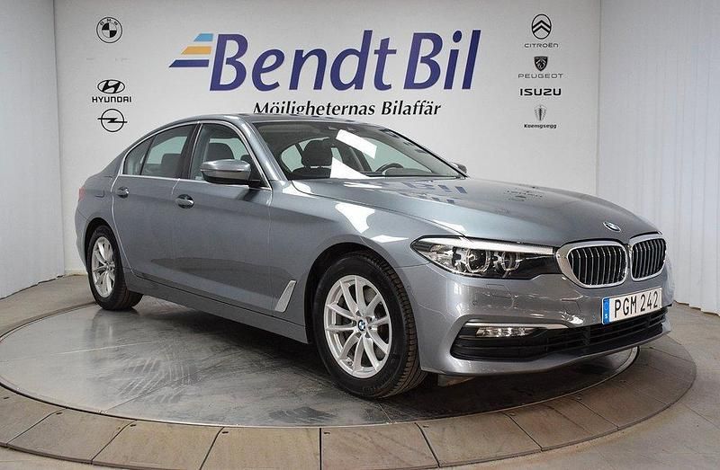 Blå Begagnad 2017 BMW 520 Sedan | 239 500 kr (Marknadspris) - Bild 1/4
