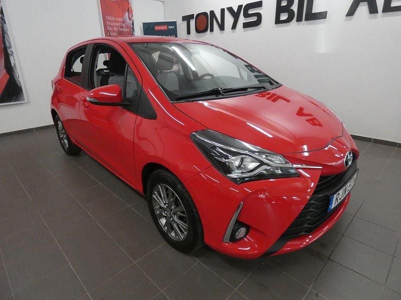 Röd Begagnad 2018 Toyota Yaris Active Halvkombi | 124 900 kr (Bra pris) - Bild 1/4