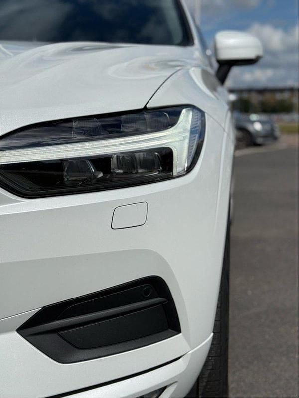 Vit Begagnad 2021 Volvo XC60 Momentum SUV | 390 000 kr (Marknadspris) - Bild 1/4