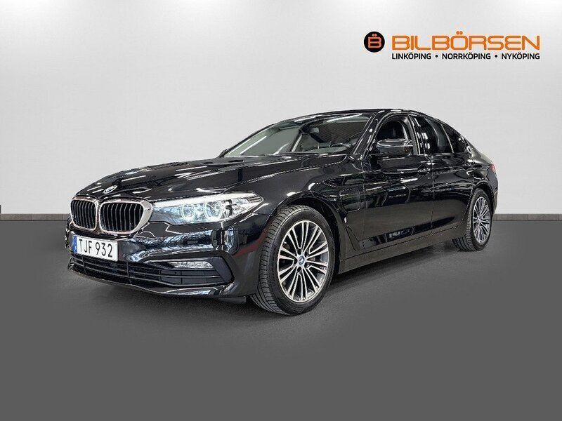 Svart Begagnad 2018 BMW 530e iPerformance Sedan | 229 900 kr (Marknadspris) - Bild 1/4
